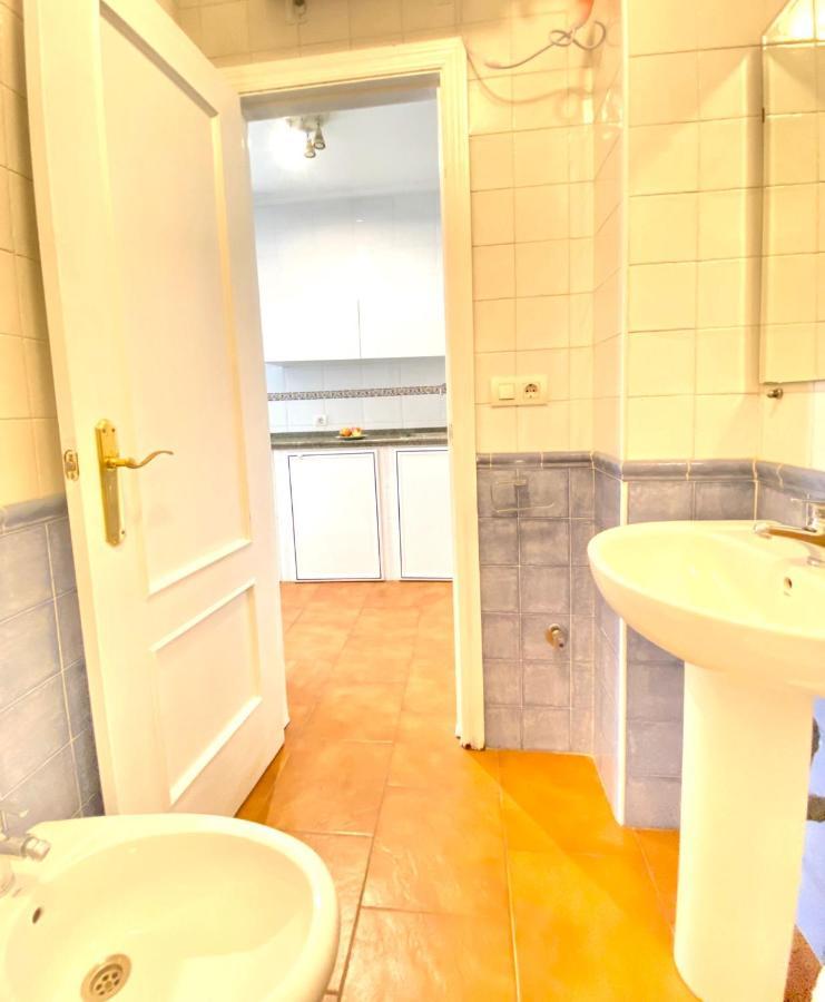 Comfortable Studio Old Town, Parking Optional Севілья Екстер'єр фото